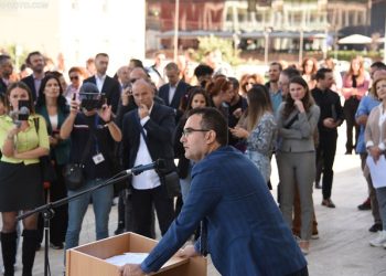 Për pedagogët “heronj”, që tani u kujtuan të flasin për dinjitet dhe duan më shumë para. Ku ishin ata kur protestuan studentët?