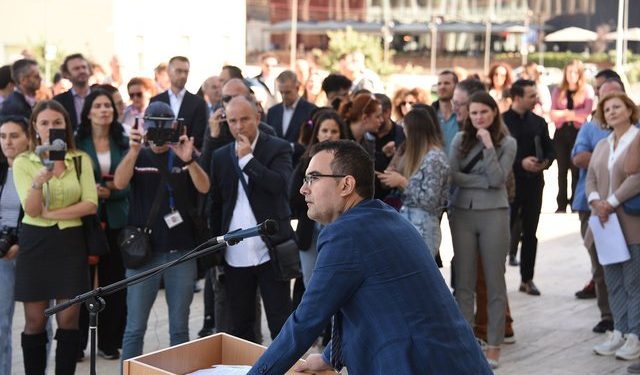 Për pedagogët “heronj”, që tani u kujtuan të flasin për dinjitet dhe duan më shumë para. Ku ishin ata kur protestuan studentët?