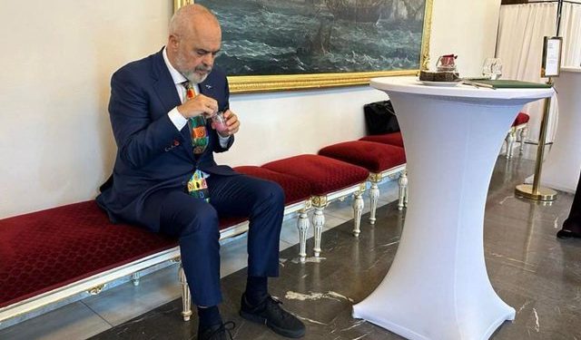 Rama duke ngrënë kos frutash në Pragë: Kur mbarojnë takimet dhe ka mbaruar edhe bufeja…