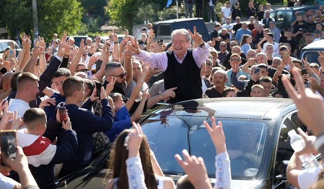 Primare në Lazarat: Pse u rikthye Berisha në të shkuarën e tij