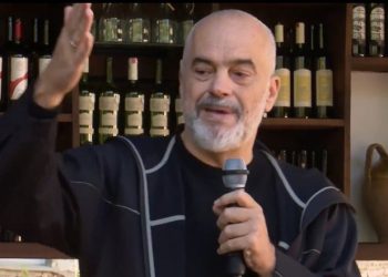 Si nuk kanë rëndësi fasadat? Rama në Gjirokastër: Gratë krihen në floktore 2 herë në javë, burrat do dilnin me gjethe para