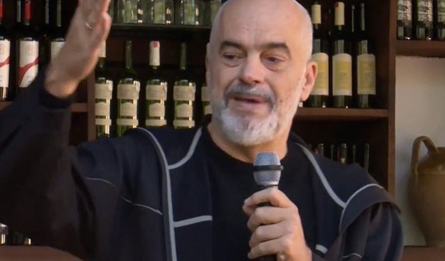 Si nuk kanë rëndësi fasadat? Rama në Gjirokastër: Gratë krihen në floktore 2 herë në javë, burrat do dilnin me gjethe para