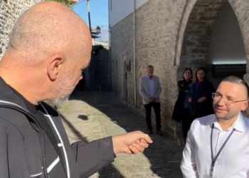 Rama urdhër ciceronit të muzeut në shtëpinë e Enverit: Gjej disa filxhanë çaji dhe qerasi vizitorët, se mos iu jep ujë të ngrohtë