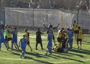 Çmenduri shqiptare, momenti kur arbitri në Delvinë goditet në kokë (VIDEO)