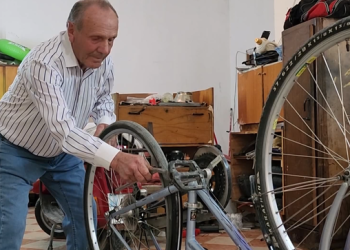 Riparuesi i biçikletave, 80-vjeçari me pasionin e një të riu që nuk e braktis profesionin