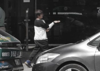 Historia e trishtë/ I braktisur nga prindërit, 14-vjeçari lyp në Tiranë për të mbajtur veten e gjyshen