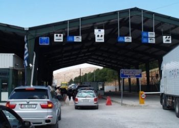 Mallra kontrabandë, arrestohet doganieri dhe 2 persona të tjerë