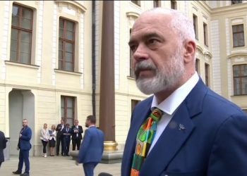 Rama pyetet për shqiptarët që kalojnë ilegalisht drejt Britanisë: Nuk e qeverisim ne veriun e Francës