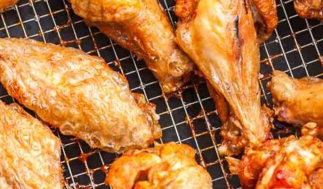 S’i shërbyen pulën që kërkoi, klienti i vë flakën restorantit, rrezikon të digjet dhe vetë (VIDEO)