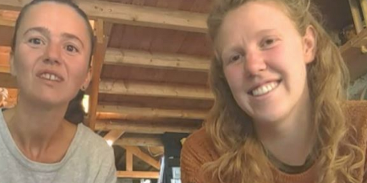 Shqipëria po zbrazet, sipërmarrësja nga Përmeti “punëson” një islandeze në fermën e saj (VIDEO)