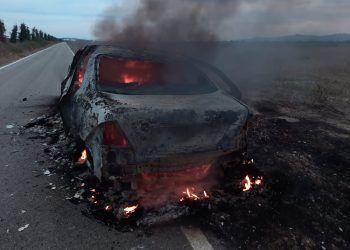 Gjendet një makinë e djegur në Fier, dyshohet se është përdorur në ngjarje kriminale (VIDEO)