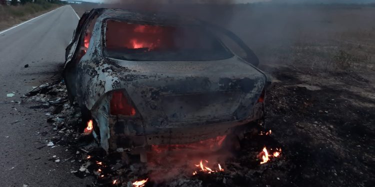 Gjendet një makinë e djegur në Fier, dyshohet se është përdorur në ngjarje kriminale (VIDEO)