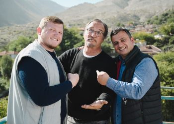 “Misteri” i vizitës së Jim Belushit në Lazarat. Si aktor apo si fermer kanabisi? (FOTO)