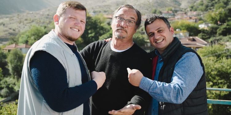 “Misteri” i vizitës së Jim Belushit në Lazarat. Si aktor apo si fermer kanabisi? (FOTO)