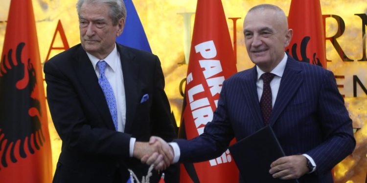 Berisha e Meta firmosin marrëveshjen: Bashkë në zgjedhjet lokale të 14 majit