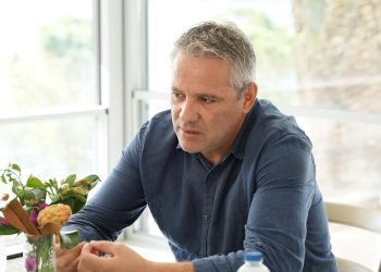 Adrian Gurma zbulon “shpikjen” e tij të madhe: Sloganin ‘eja në Sarandë’ na e kanë kopjuar qytete të tjera, jam shumë krenar për këtë (VIDEO)