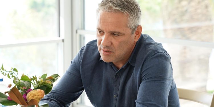 Adrian Gurma zbulon “shpikjen” e tij të madhe: Sloganin ‘eja në Sarandë’ na e kanë kopjuar qytete të tjera, jam shumë krenar për këtë (VIDEO)