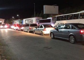 Radhët në kufi me Greqinë, reagon Policia e Shtetit: Punonin vetëm me dy sportele