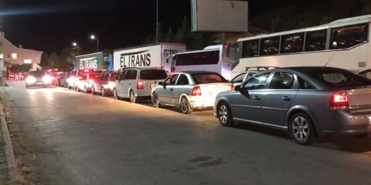 Radhët në kufi me Greqinë, reagon Policia e Shtetit: Punonin vetëm me dy sportele