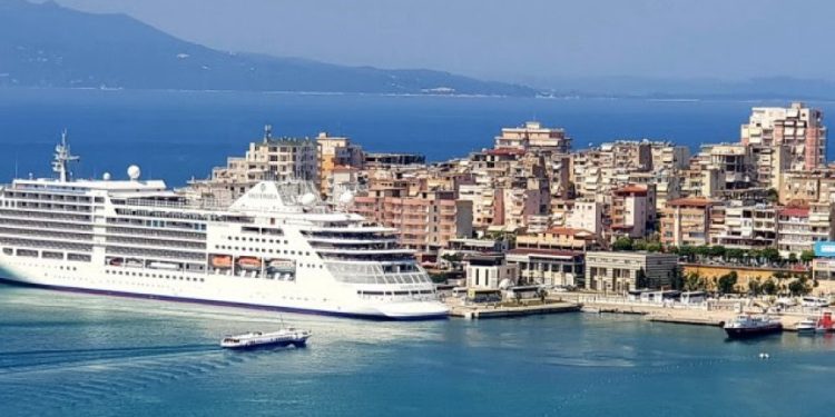 Debati për turizmin në Kuvend, Kumbaro: 250 mijë vizitorë kanë hyrë në portin e Sarandës nga janari në gusht