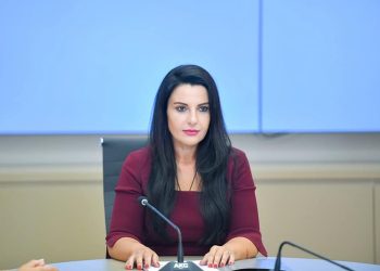 I përmendën gjyshin në parlament, reagon Belinda Balluku: Familja ime ka në kurriz 135 vjet burg dhe internim