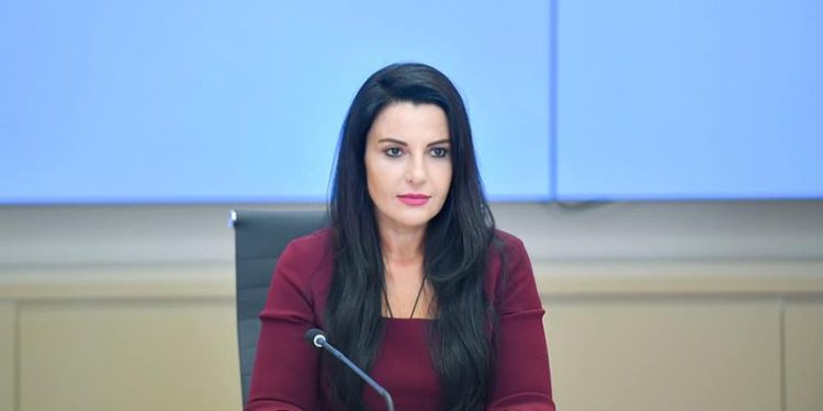 I përmendën gjyshin në parlament, reagon Belinda Balluku: Familja ime ka në kurriz 135 vjet burg dhe internim