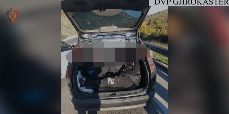 Klandestinë edhe në bagazh të makinës, pranga 34-vjeçarit në Gjirokastër (VIDEO)