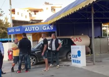 Sherr në Ksamil, 10 të rinj sulmojnë me leva punonjësit e një pike karburanti (VIDEO)