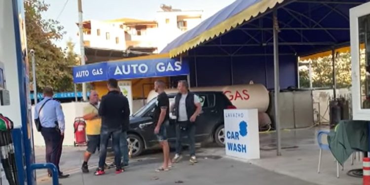 Sherr në Ksamil, 10 të rinj sulmojnë me leva punonjësit e një pike karburanti (VIDEO)