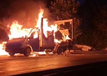 E ngarkuar me mobilje, shkrumbohet kamionçina në autostradë