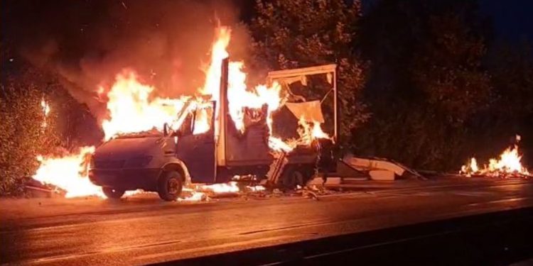 E ngarkuar me mobilje, shkrumbohet kamionçina në autostradë