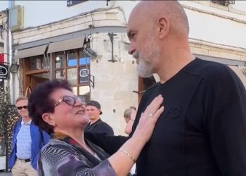 “Të durojmë edhe pak se të mirat e Edi Ramës do vijnë. Lum nëna që të ka bërë”, gruaja nga Gjirokastra ekzaltohet përballë Kryeministrit (VIDEO)