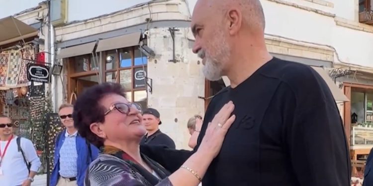 “Të durojmë edhe pak se të mirat e Edi Ramës do vijnë. Lum nëna që të ka bërë”, gruaja nga Gjirokastra ekzaltohet përballë Kryeministrit (VIDEO)