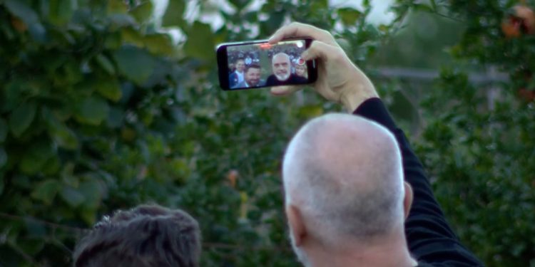 Rama video-selfie nga Dropulli për Kryeministrin e Greqisë: Ti thjesht hajde, punën duhet ta bëj të gjithë unë (VIDEO)