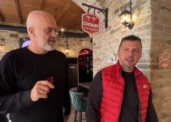 Rama në lokalin më trendy në Gjirokastër, ka një porosi për pronarin: Rrit rrogat e punonjësve se do ngelesh vetëm, më dëgjo mua (VIDEO)