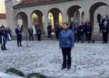 Festa e Greqisë, ambasadorja homazhe te varrezat në Këlcyrë e Bularat (VIDEO)