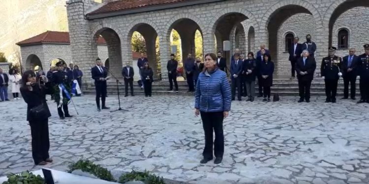 Festa e Greqisë, ambasadorja homazhe te varrezat në Këlcyrë e Bularat (VIDEO)