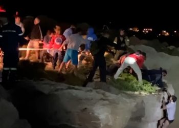 Tragjedi në ishullin grek, mbytet anija me emigrantë, të paktën 16 jetë të humbura (VIDEO)