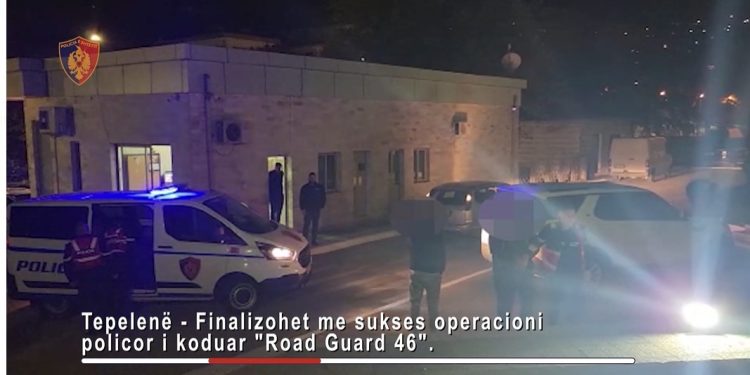 5 klandestinë në makinë dhe 1400 euro, arrestohet në rrugën Tepelenë-Memaliaj 52-vjeçari (VIDEO)