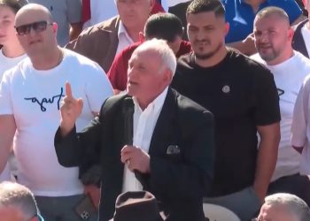 I moshuari në takimin me Berishën: Lazarati kishte mundësi të bënte gjakderdhje, policët do t’i hanin korbat, por nuk e bëmë se ishin djemtë tanë. Edi Rama ha e pi me Millosheviçin