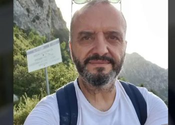 Zbardhen SMS-të e historisë shokuese në Greqi, 53-vjeçari abuzoi vetë pastaj filloi t’ia “shiste” të miturën burrave të tjerë