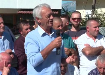 Nuk mbahet demokrati Lazaratit: Doktor Berisha, lusim Zotin që të kemi ty. Hiqja vellon e zezë Shqipërisë