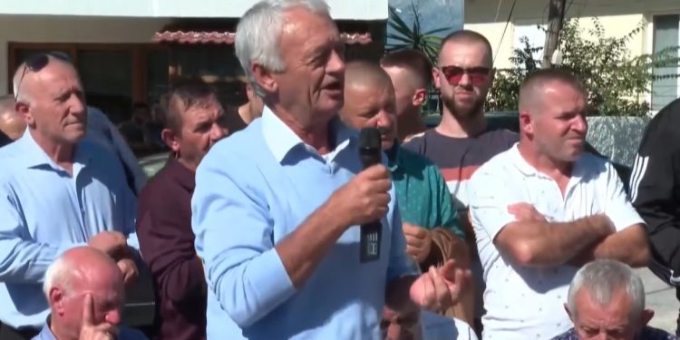 Nuk mbahet demokrati Lazaratit: Doktor Berisha, lusim Zotin që të kemi ty. Hiqja vellon e zezë Shqipërisë