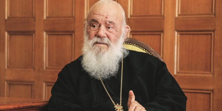 Kryepeshkopi i Greqisë: 500 euro boll janë për mua. Do ha, fle dhe do nxjerr shëtitje qenin