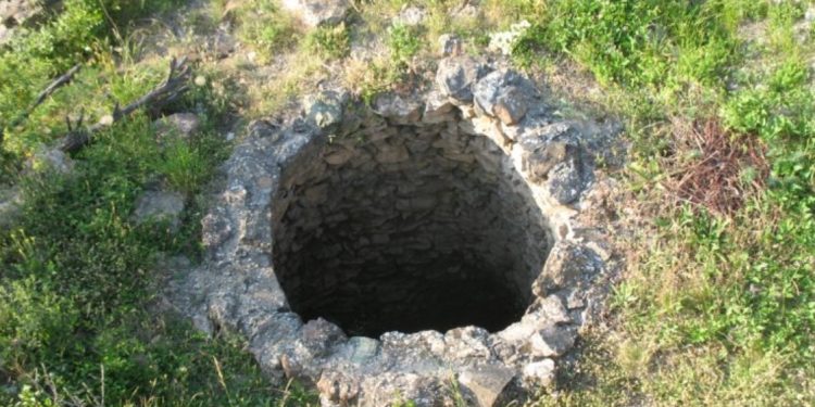 E rëndë/ Djali gjen nënën e pajetë në pus