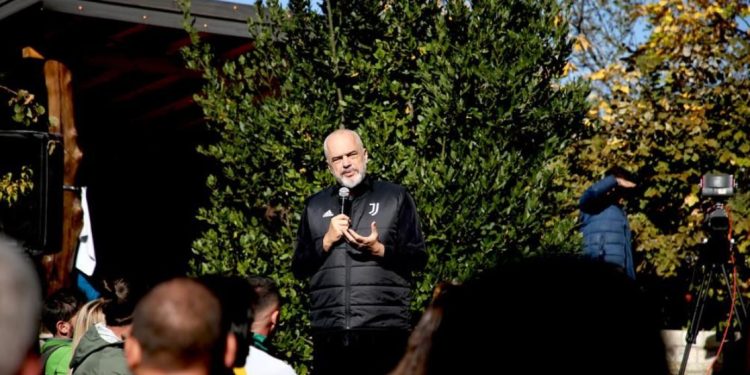 “Shqiptarët po vdesin për bukë”, Rama: Mos dëgjoni hienat, po punojmë që Shqipëria të ketë ujë 24 orë