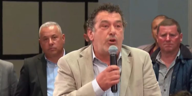 Demokrati nga Gjirokastra ankohet te Berisha: Ne s’kemi as pushkë druri, si do vijmë në pushtet, me ç’a do luftojmë