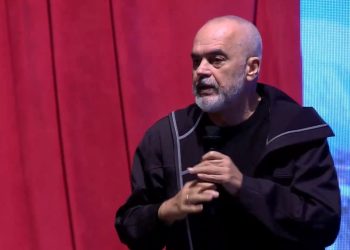 Rama bën humor: Gjirokastritët nuk morën frigorifer se s’kanë garanci nëse fiket drita. Kurseni se jemi në luftë (VIDEO)