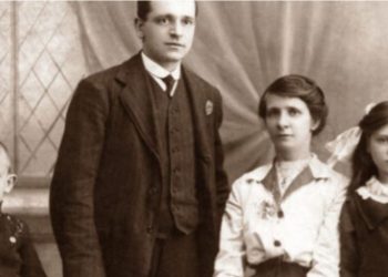 Pse nuk buzëqeshin njerëzit kur dilnin në foto vite më parë