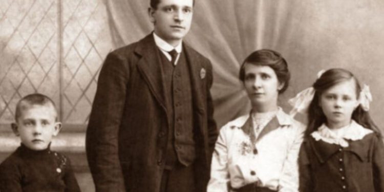 Pse nuk buzëqeshin njerëzit kur dilnin në foto vite më parë